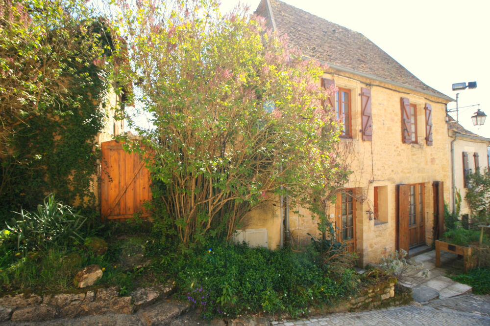 Maison en pierre avec jardin