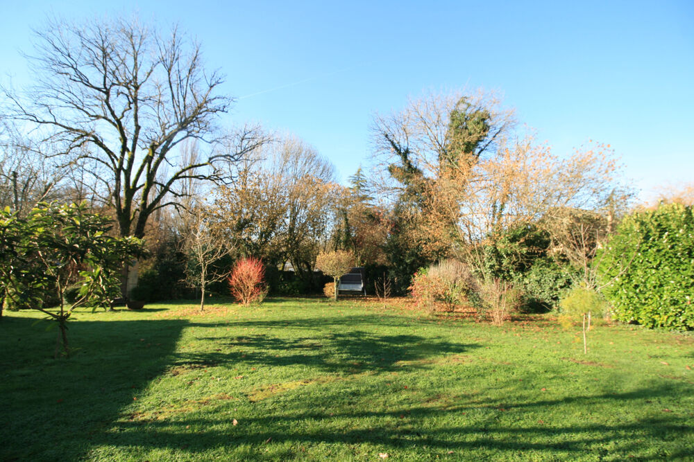 Maison de ville des années 1930 & jardin avec dépendances