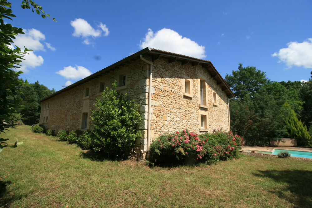 Maison en pierre six chambres deux bureaux