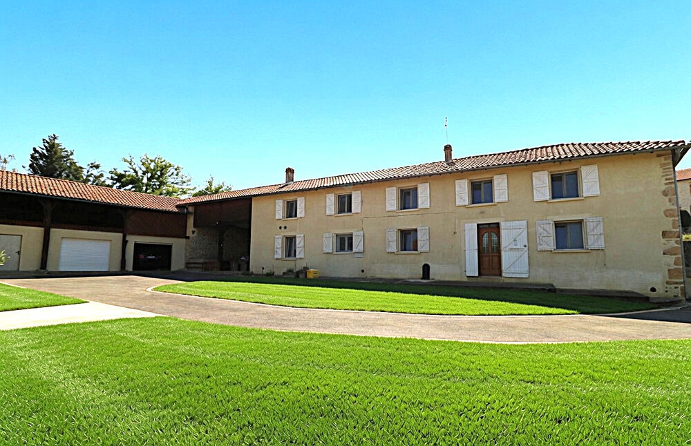 Très Belle Maison de Village entièrement rénovée sur terrain arboré, grandes dépendances, 2297m2 de terrain