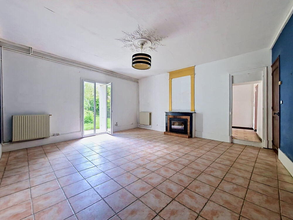 Maison familiale avec terrain et garage à Vars-Allières-Éric