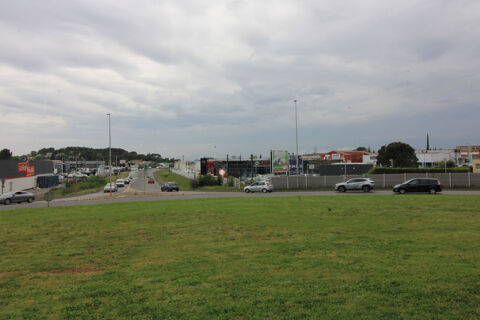   LOCAL COMMERCIAL 200 M2- ROCADE D'ALES- AVENUE MARECHAL JUIN. 
