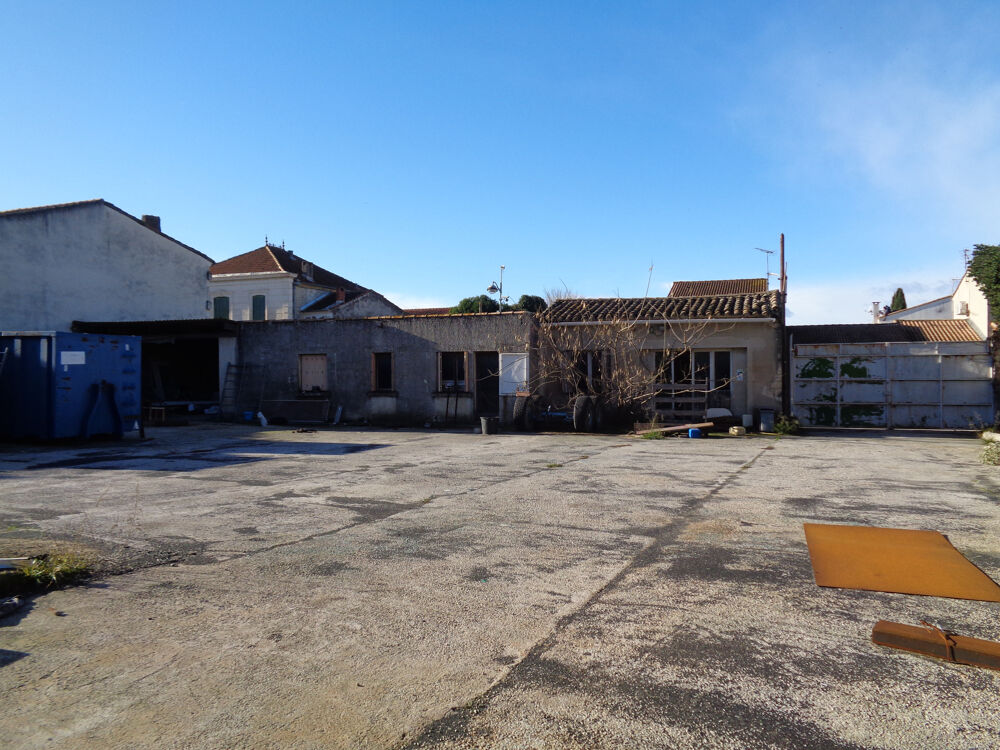   Gard Aimargues Entrepot 900m2 sur terrain 1700m2 centre de village 