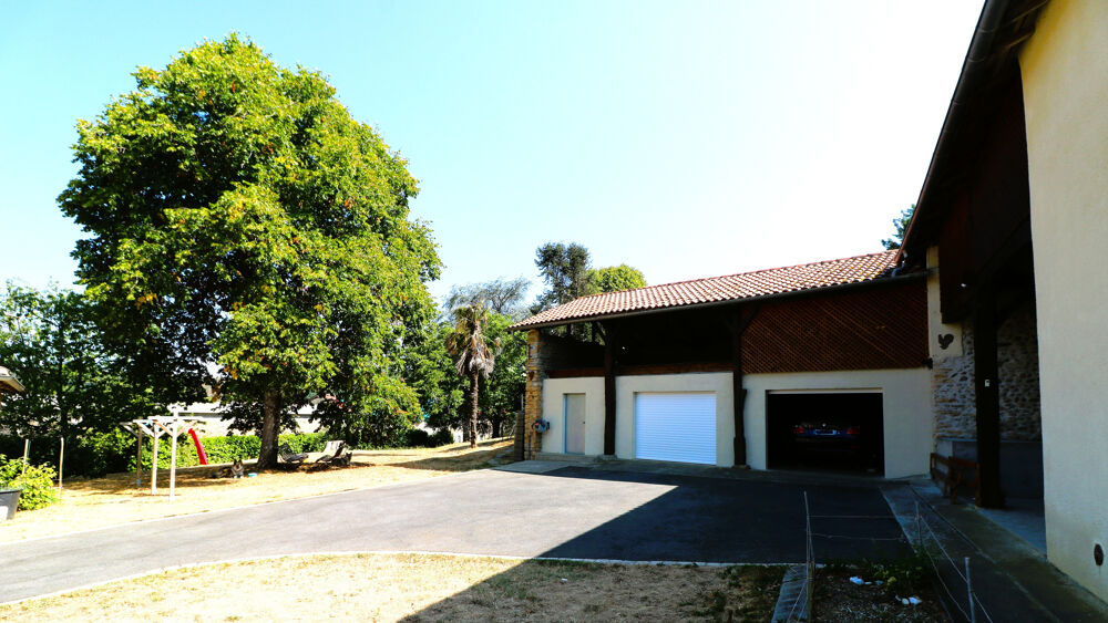 Très Belle Maison de Village entièrement rénovée sur terrain arboré, grandes dépendances, 2297m2 de terrain