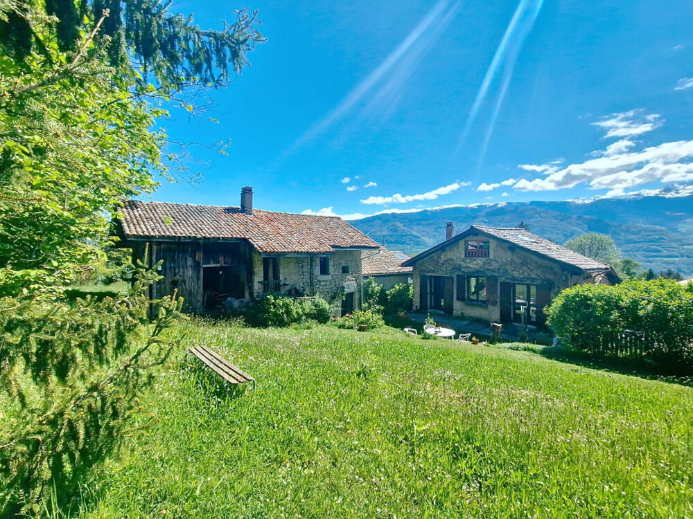 MAISON ANCIENNE AVEC GRANGE EN PIERRE A RENOVER