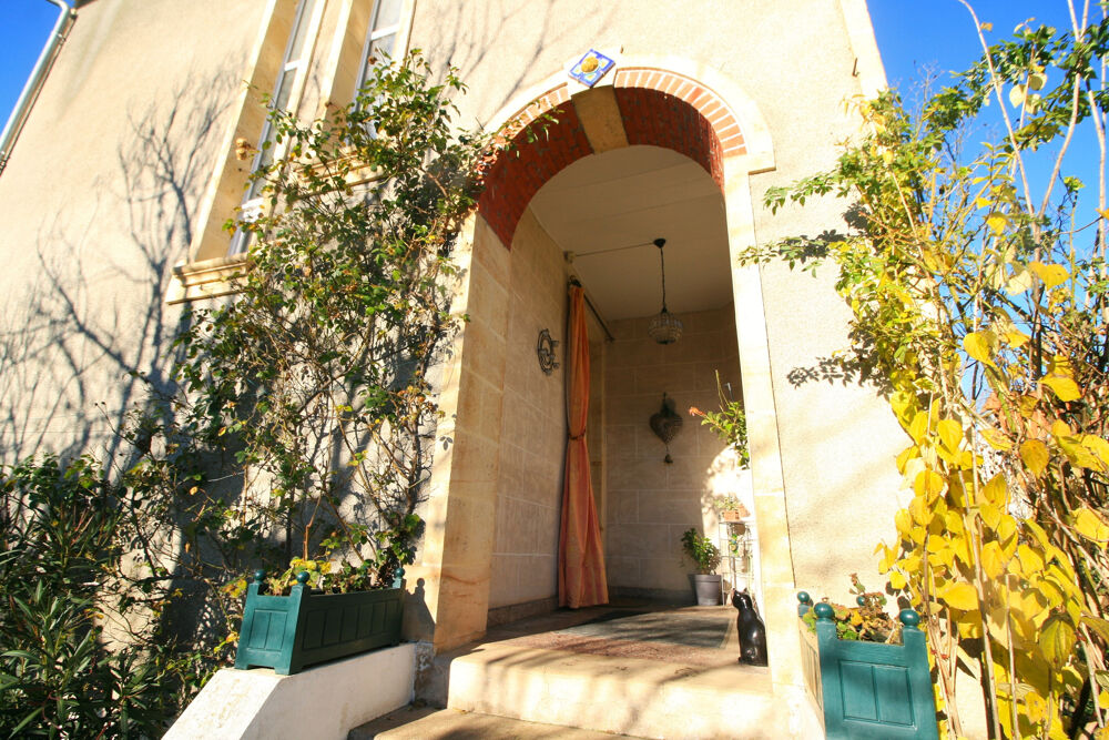 Maison de ville des années 1930 & jardin avec dépendances