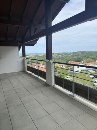 Vente Appartement EXCLUSIVITE - Mouguerre - Dernier étage, terrasse de 20 m2 & superbe vue montagne Mouguerre
