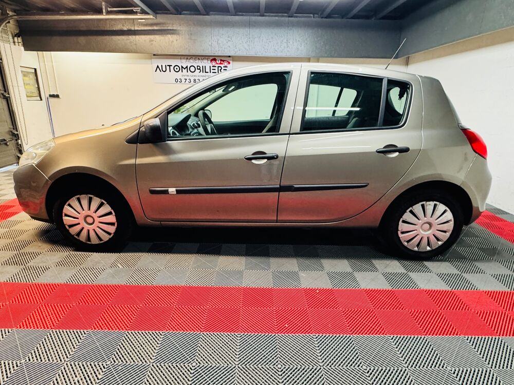 Clio III 5 Portes Phase 2 1.2 i 16V eco2 75 cv 2011 occasion 71300 Montceau-les-Mines