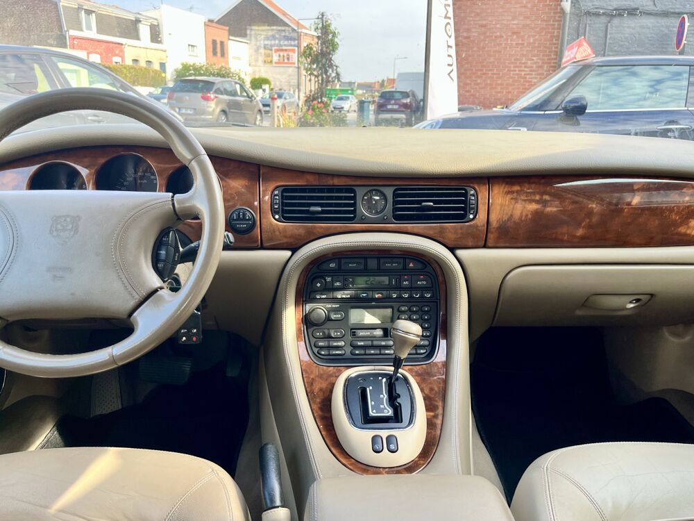 XJ 8 XJ8 3.2 V8 BA 1998 occasion 59300 Valenciennes
