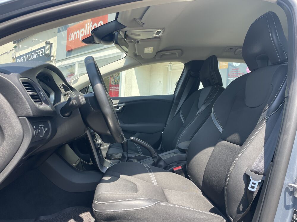 V40 T2 122ch Momentum business - Carnet d'entretien tamponn&eacute; 2018 occasion 49124 Saint-Barth&eacute;lemy-d'Anjou