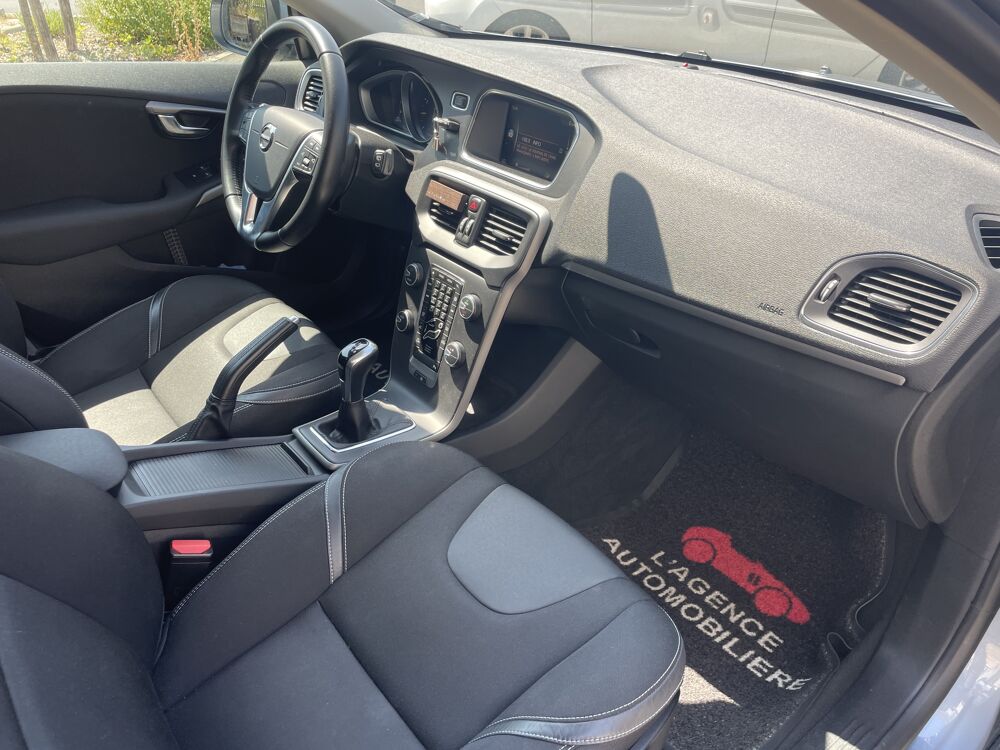 V40 T2 122ch Momentum business - Carnet d'entretien tamponn&eacute; 2018 occasion 49124 Saint-Barth&eacute;lemy-d'Anjou