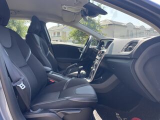 V40 T2 122ch Momentum business - Carnet d'entretien tamponn&eacute; 2018 occasion 49124 Saint-Barth&eacute;lemy-d'Anjou