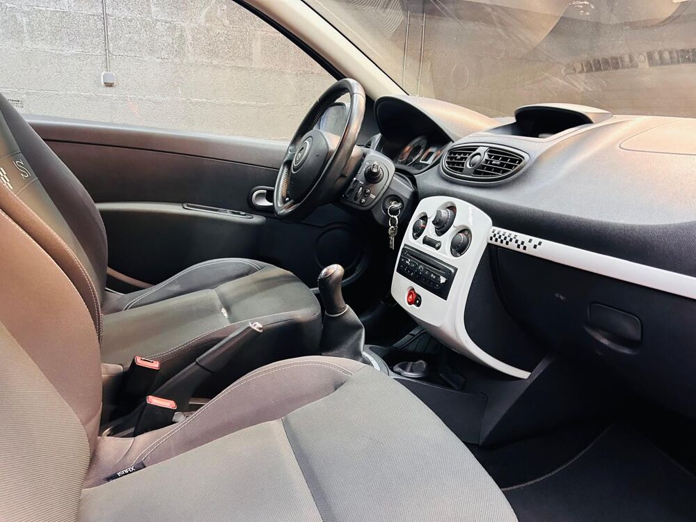 Clio 1.2 TCe 100 cv – Look S – Rouge & Blanc – Distribution 2011 occasion 71300 Montceau-les-Mines