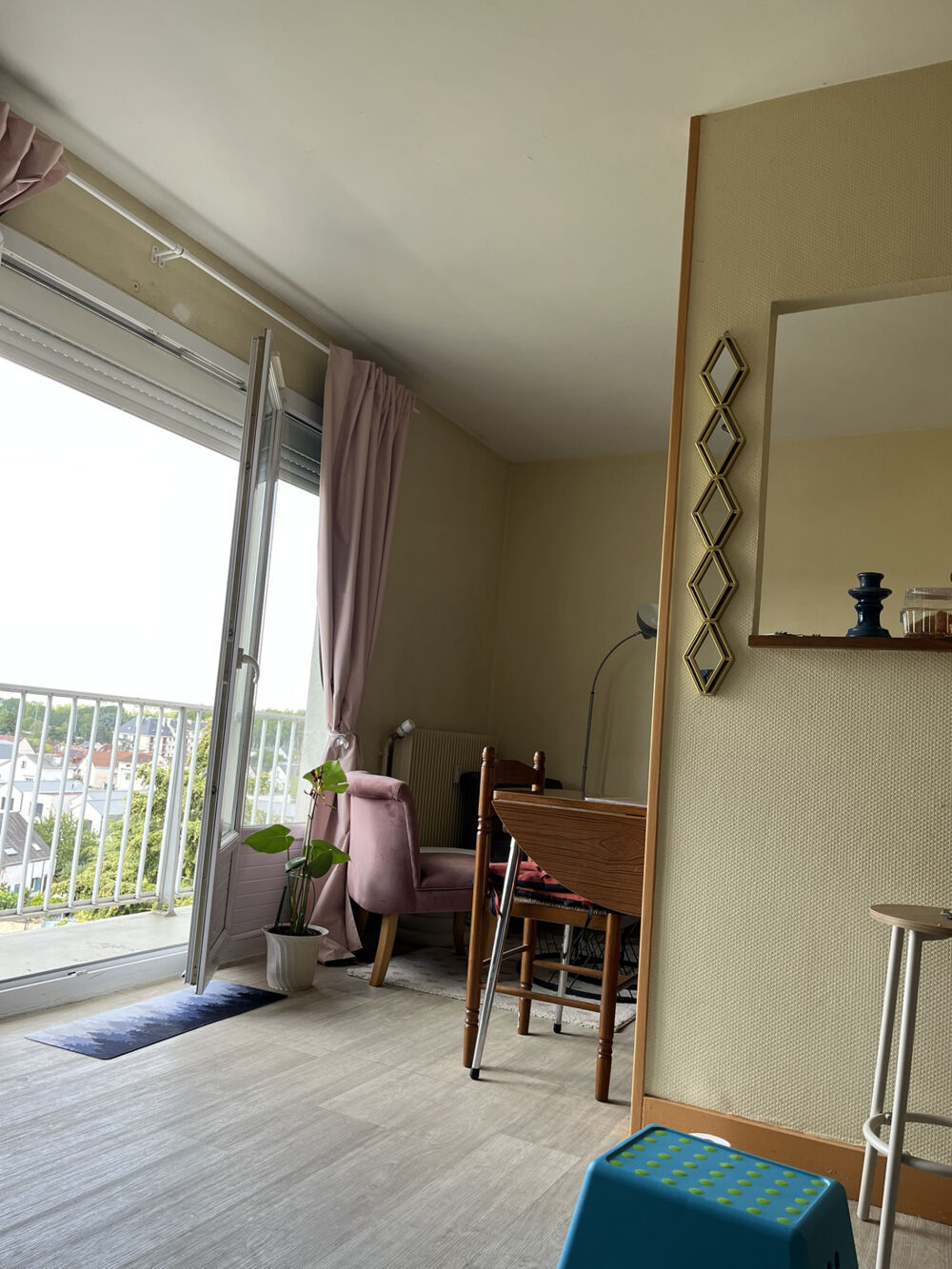 À LOUER STUDIO MEUBLÉ AVEC BALCON, PARKING ET CAVE ORLÉANS SUD
