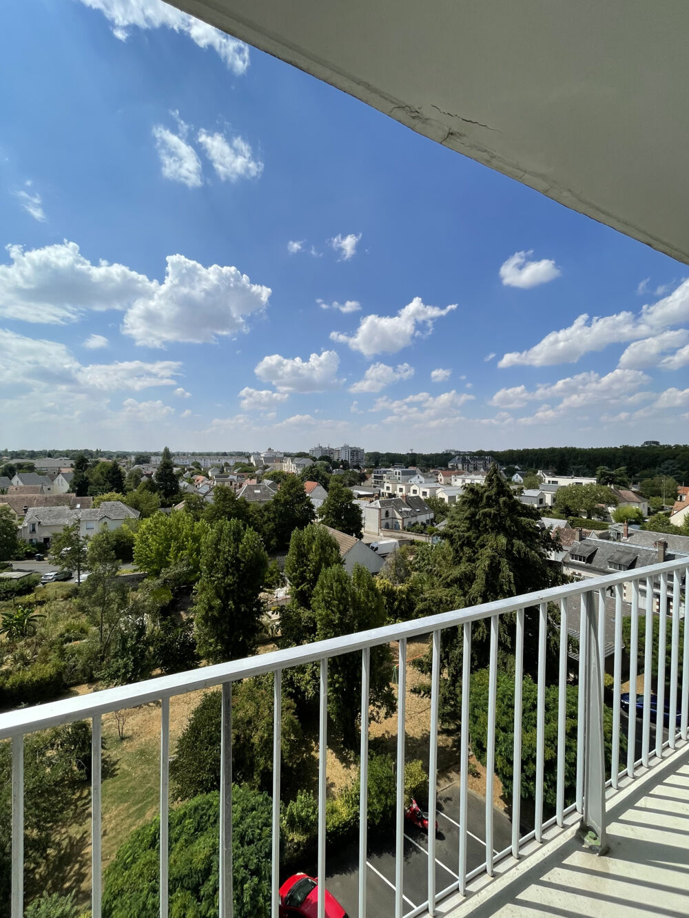 À LOUER STUDIO MEUBLÉ AVEC BALCON, PARKING ET CAVE ORLÉANS SUD