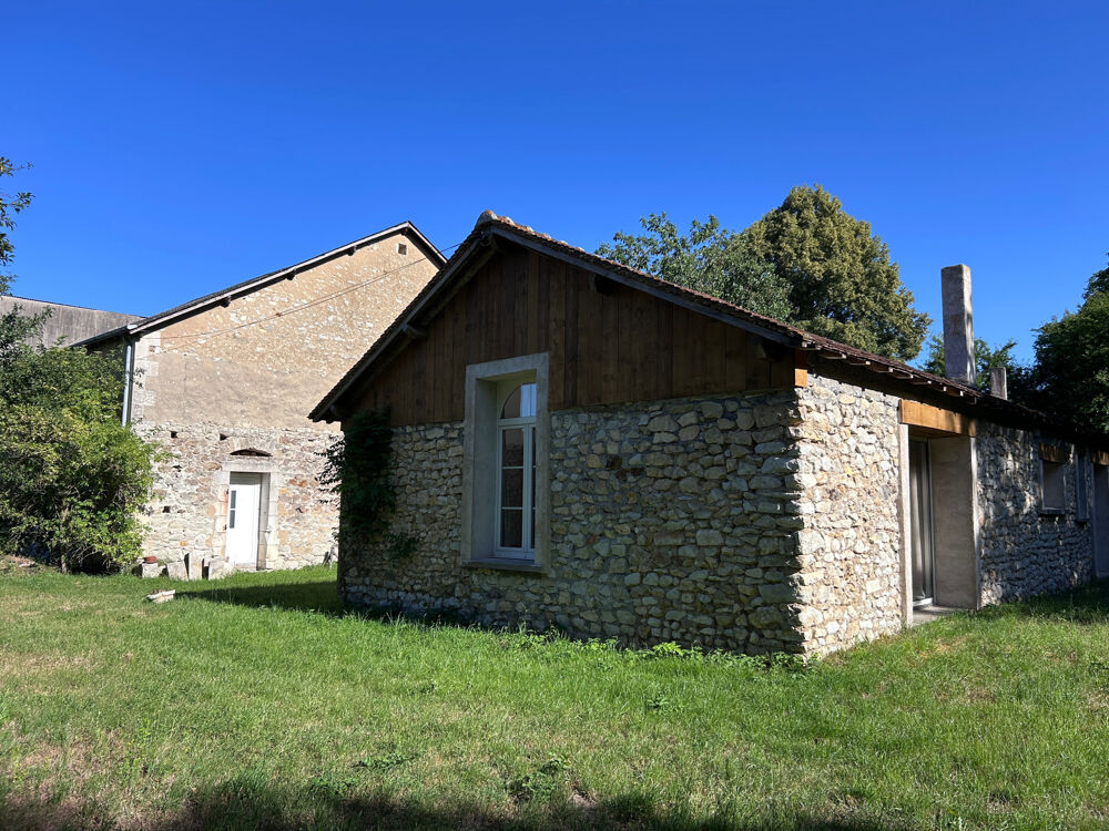 Vente Propriété/Château propriété située en  hameau Maison 100 m2 entièrement rénovée avec dépendances et terrain de plus d'un hectare Argenton sur creuse