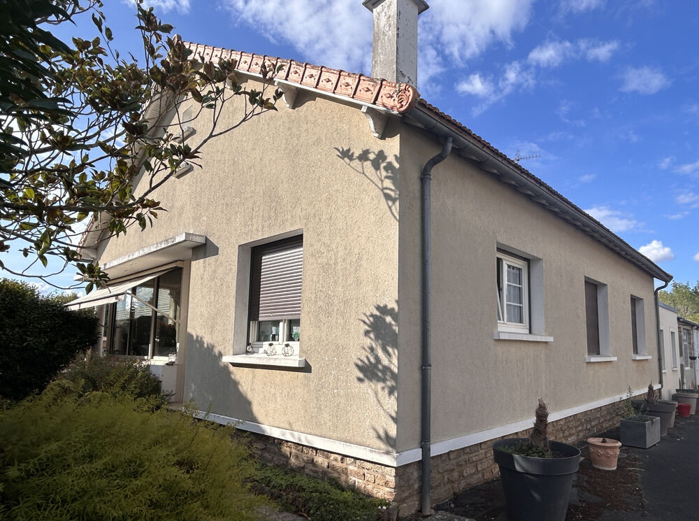 A VENDRE - Maison 4 pièces avec vie de plain-pied - garage/atelier de 90 m2 environ et jardin proche centre-vi