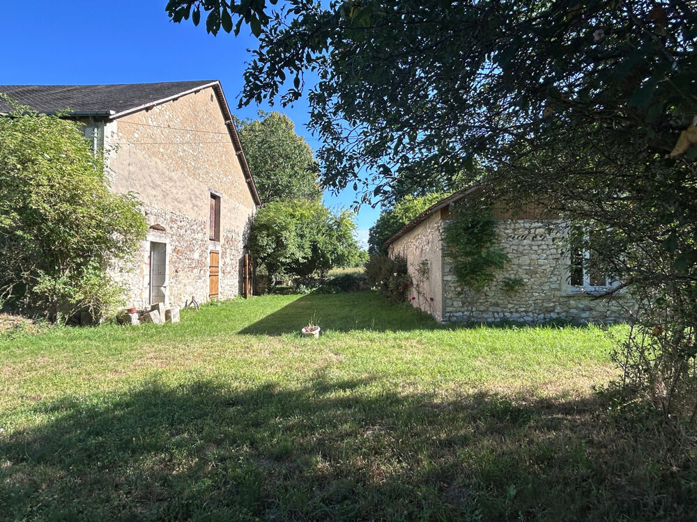 Vente Propriété/Château propriété située en  hameau Maison 100 m2 entièrement rénovée avec dépendances et terrain de plus d'un hectare Argenton sur creuse