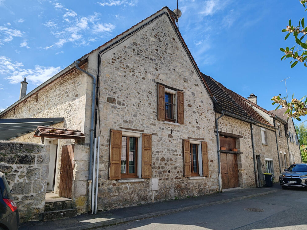 A PROXIMITE DU CHATEAU