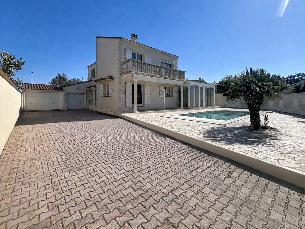 SECTEUR RESIDENTIEL - VILLA 4 FACES 180 M2 HBTS SUR 858 M2 DE TERRAIN -2 GARAGES -PISCINE