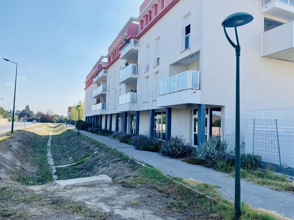   LOCAUX COMMERCIAUX  90 M2 - 3 PARKINGS  VEHICULES 