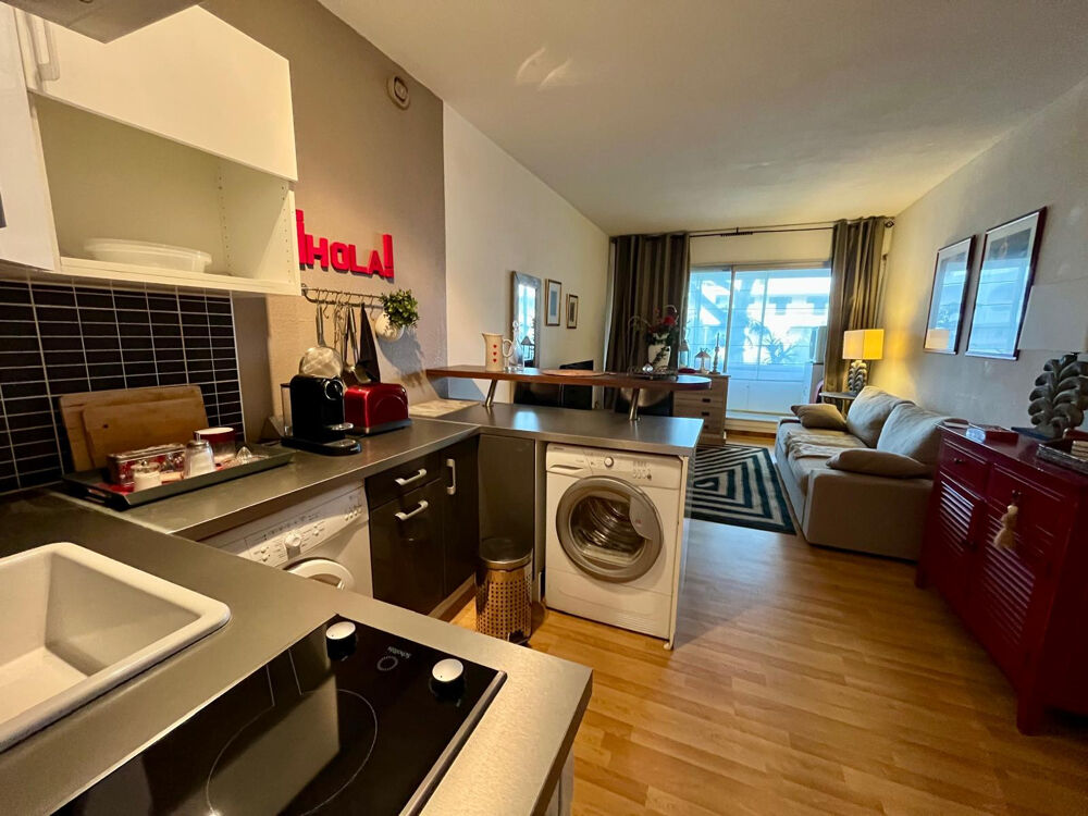 Studio rénové de 27.00m2 au 1er étage avec ascenseur - CENTRE VILLE LA GRANDE-MOTTE