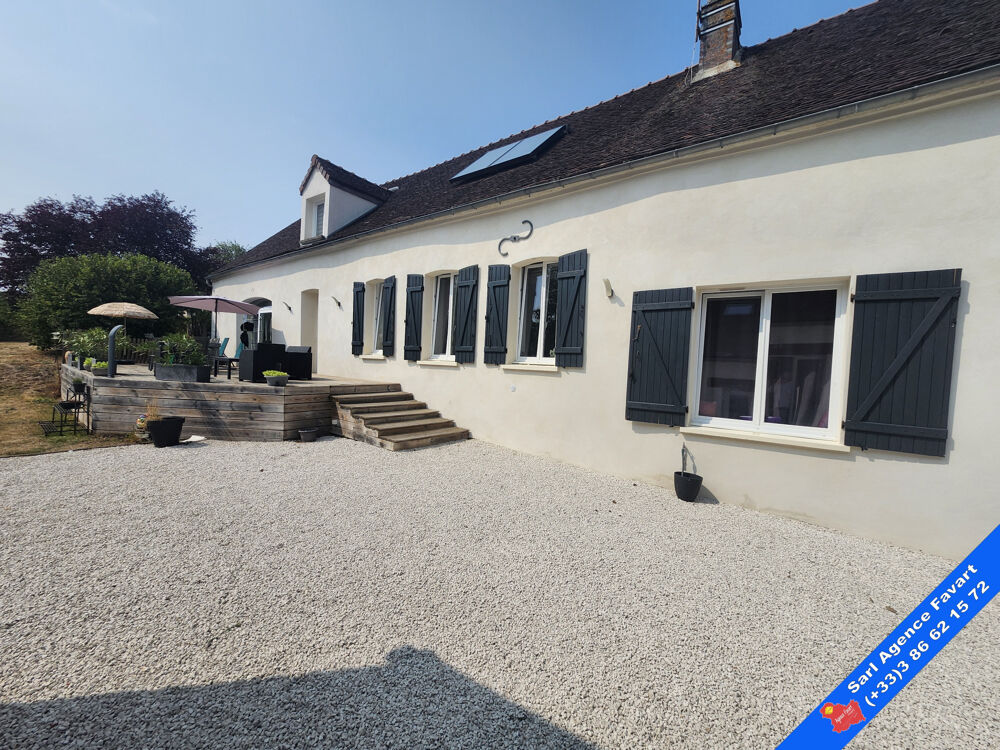 Jolie maison rénovée avec grand jardin, maison d'amis et garage.