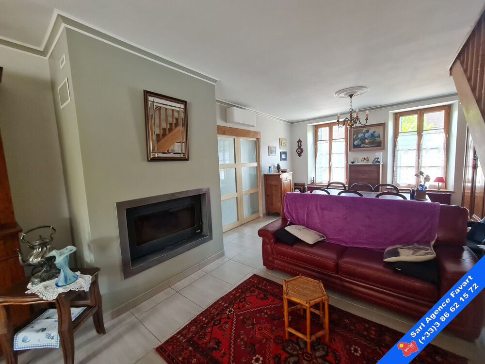 Belle maison familiale avec jardin paysagé et piscine