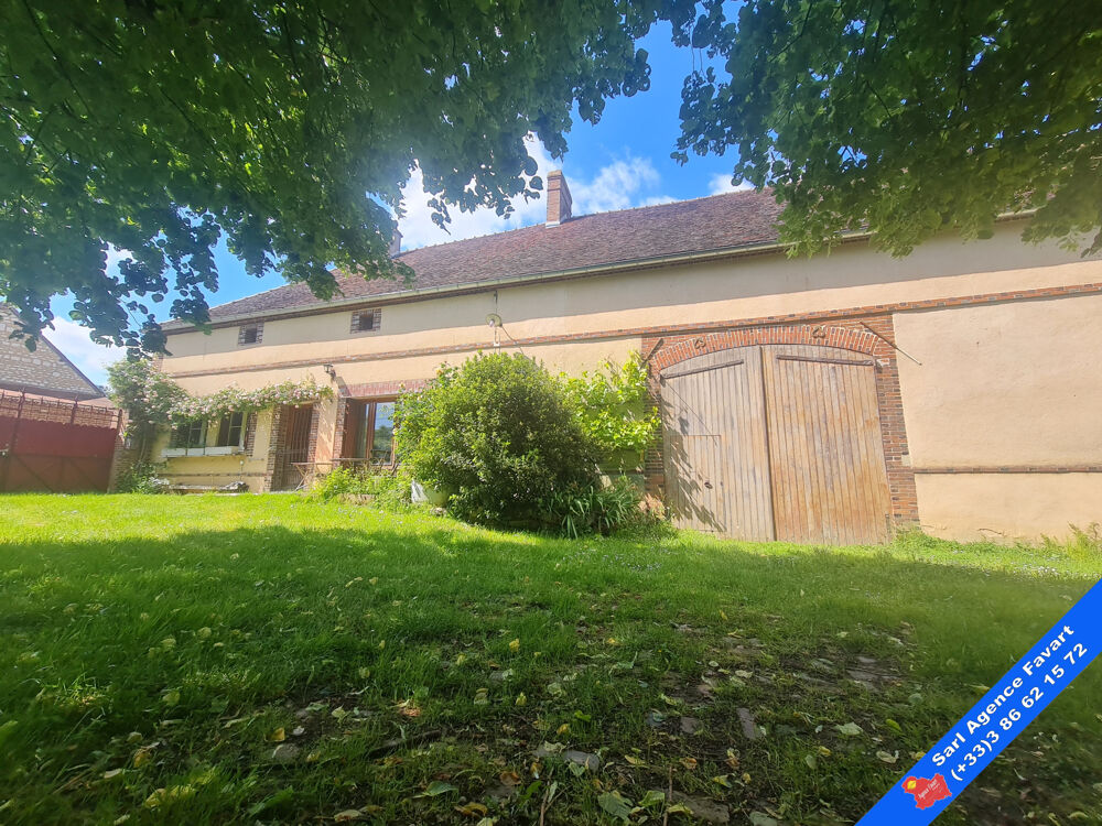 FERMETTE AVEC GRANDES DÉPENDANCES EN CENTRE VILLAGE
