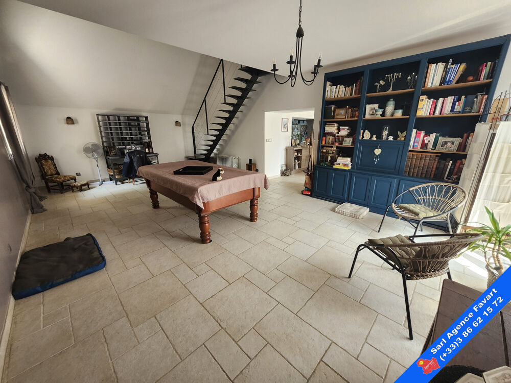 Jolie maison rénovée avec grand jardin, maison d'amis et garage.