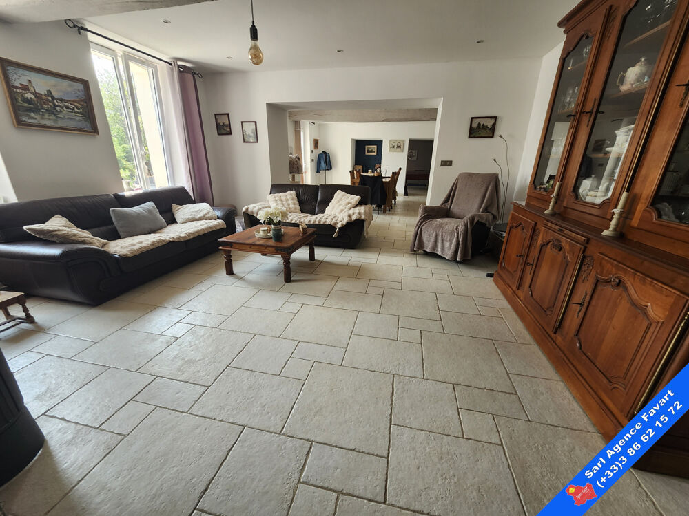 Jolie maison rénovée avec grand jardin, maison d'amis et garage.