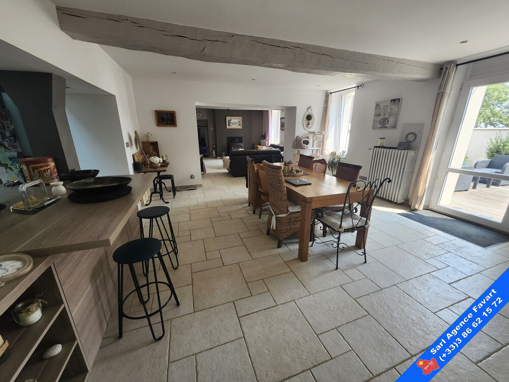 Jolie maison rénovée avec grand jardin, maison d'amis et garage.