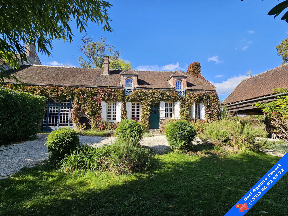 CHARMANTE FERMETTE EN COEUR DE VILLAGE ENVIRONNEMENT PROTÉGÉ