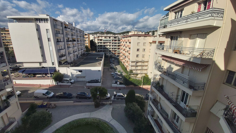 Vente Appartement Au Cannet proche lycée Carnot, grand studio avec balcon avec vue dégagée. Le cannet