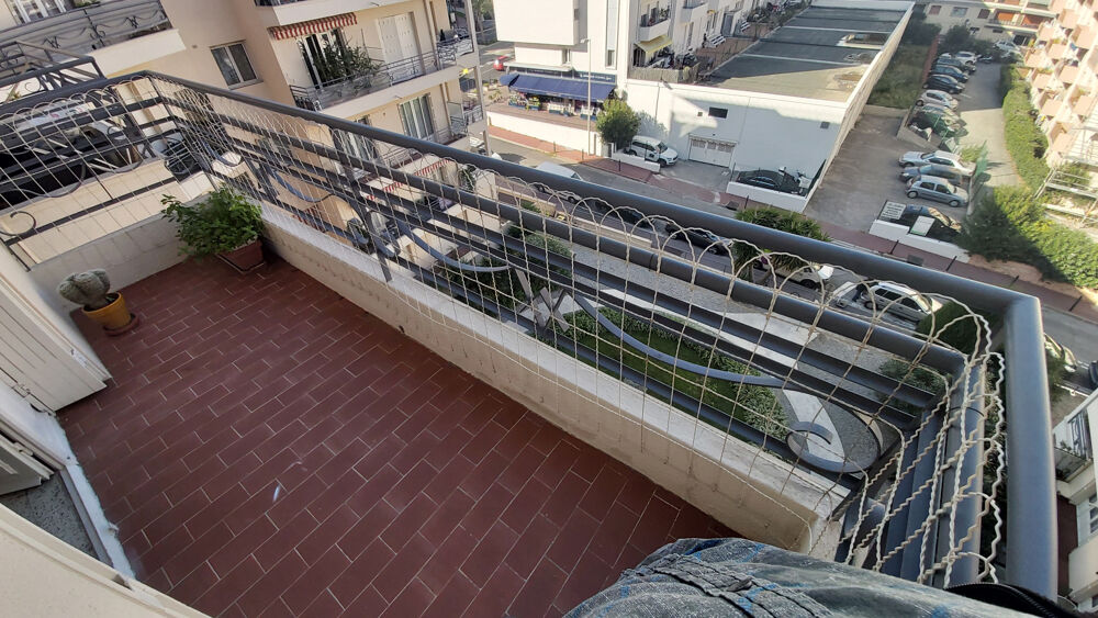 Vente Appartement Au Cannet proche lycée Carnot, grand studio avec balcon avec vue dégagée. Le cannet