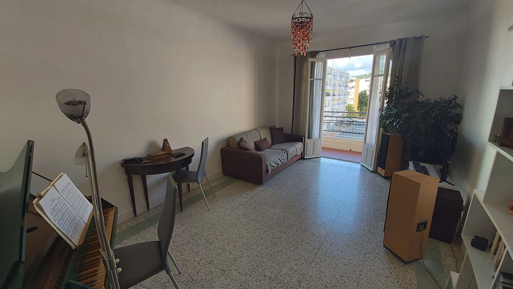 Vente Appartement Au Cannet proche lycée Carnot, grand studio avec balcon avec vue dégagée. Le cannet