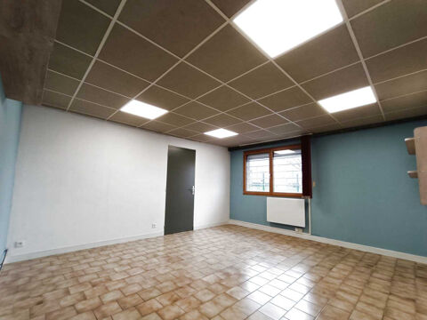   Bel Entrepôt d'environ 300 m2 sur une Parcelle de Terrain de plus de 1 000 m2 avec une Belle visibilité Commer 