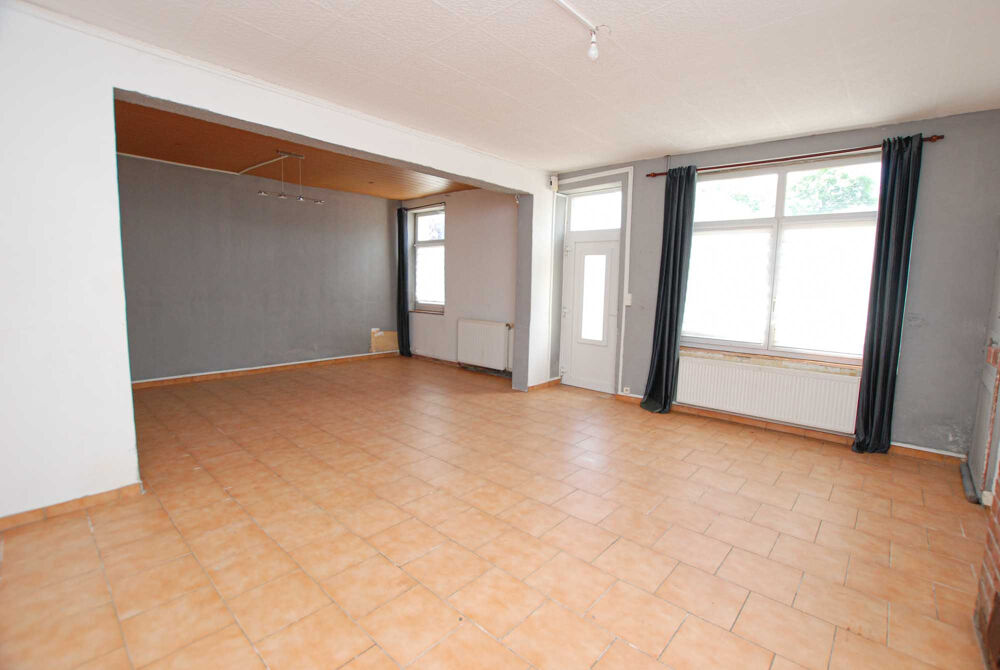 MAISON PROCHE FRONTIERE AVEC GRANDE PIECE DE VIE