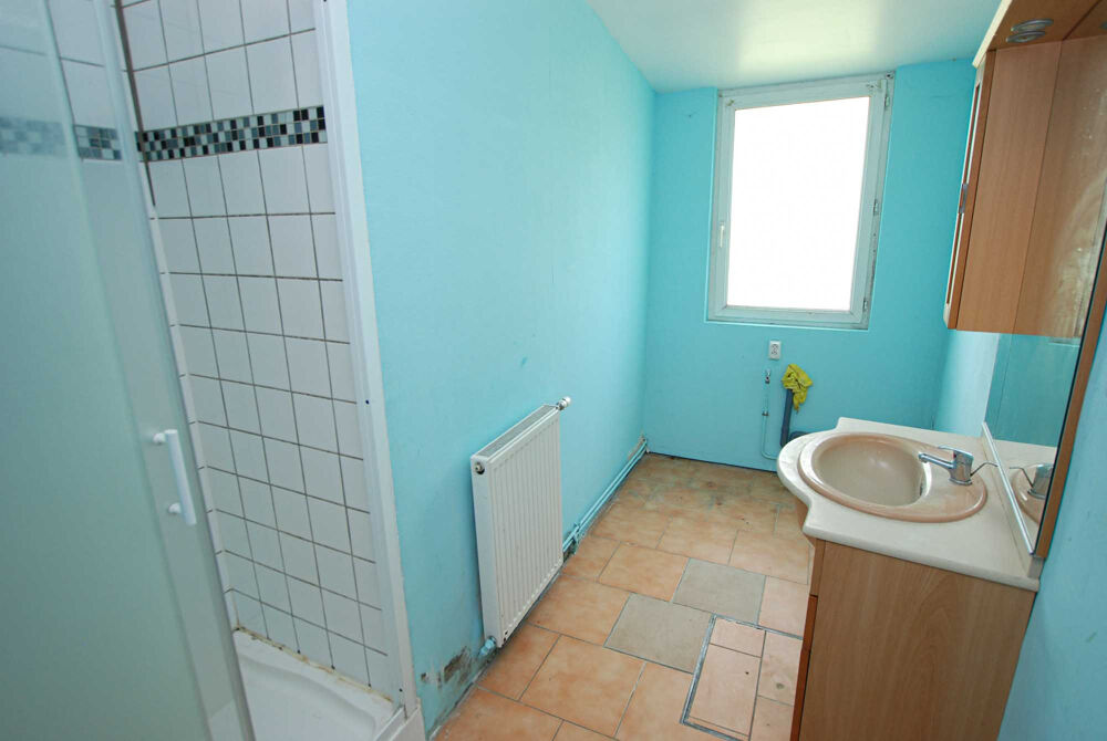 MAISON PROCHE FRONTIERE AVEC GRANDE PIECE DE VIE