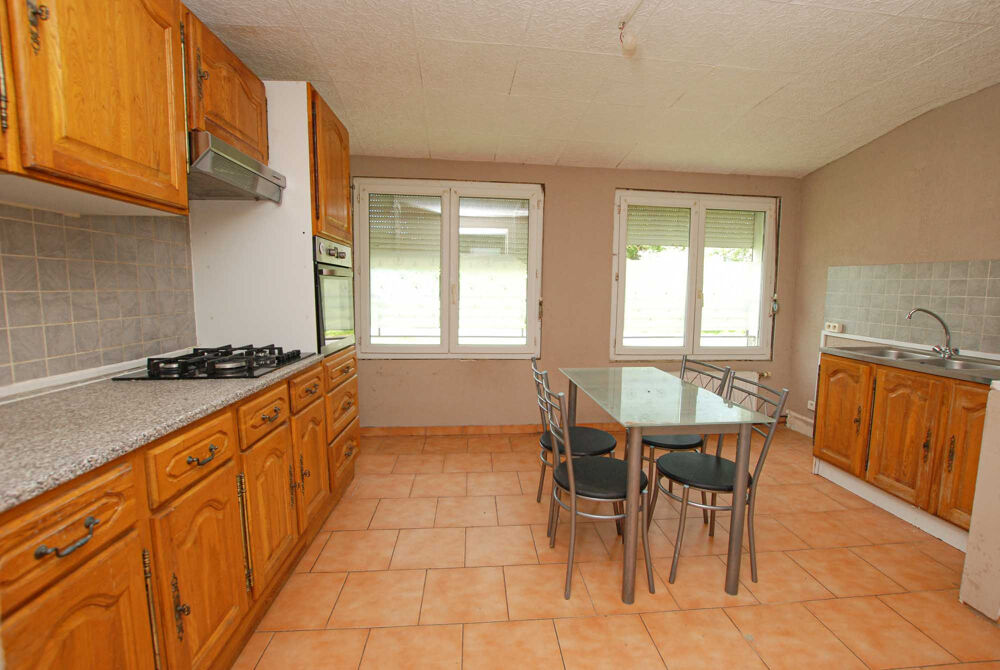 MAISON PROCHE FRONTIERE AVEC GRANDE PIECE DE VIE