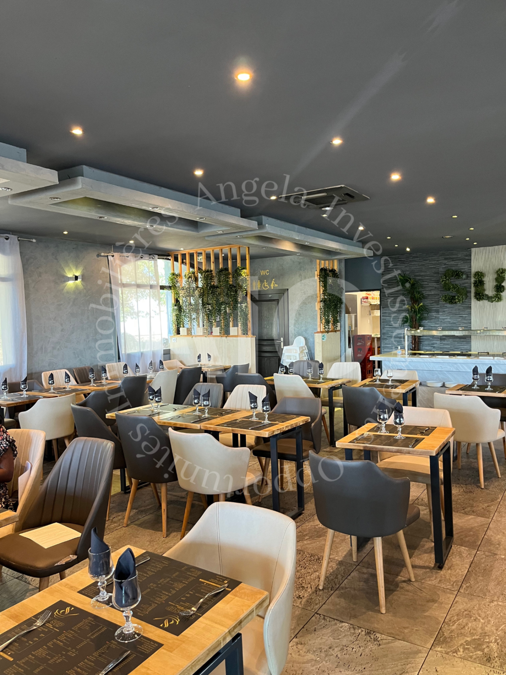   Fonds de commerce, restaurant de 450m2, parking 20 places, 115 couverts intérieurs et 30 extérieur à Beynost 