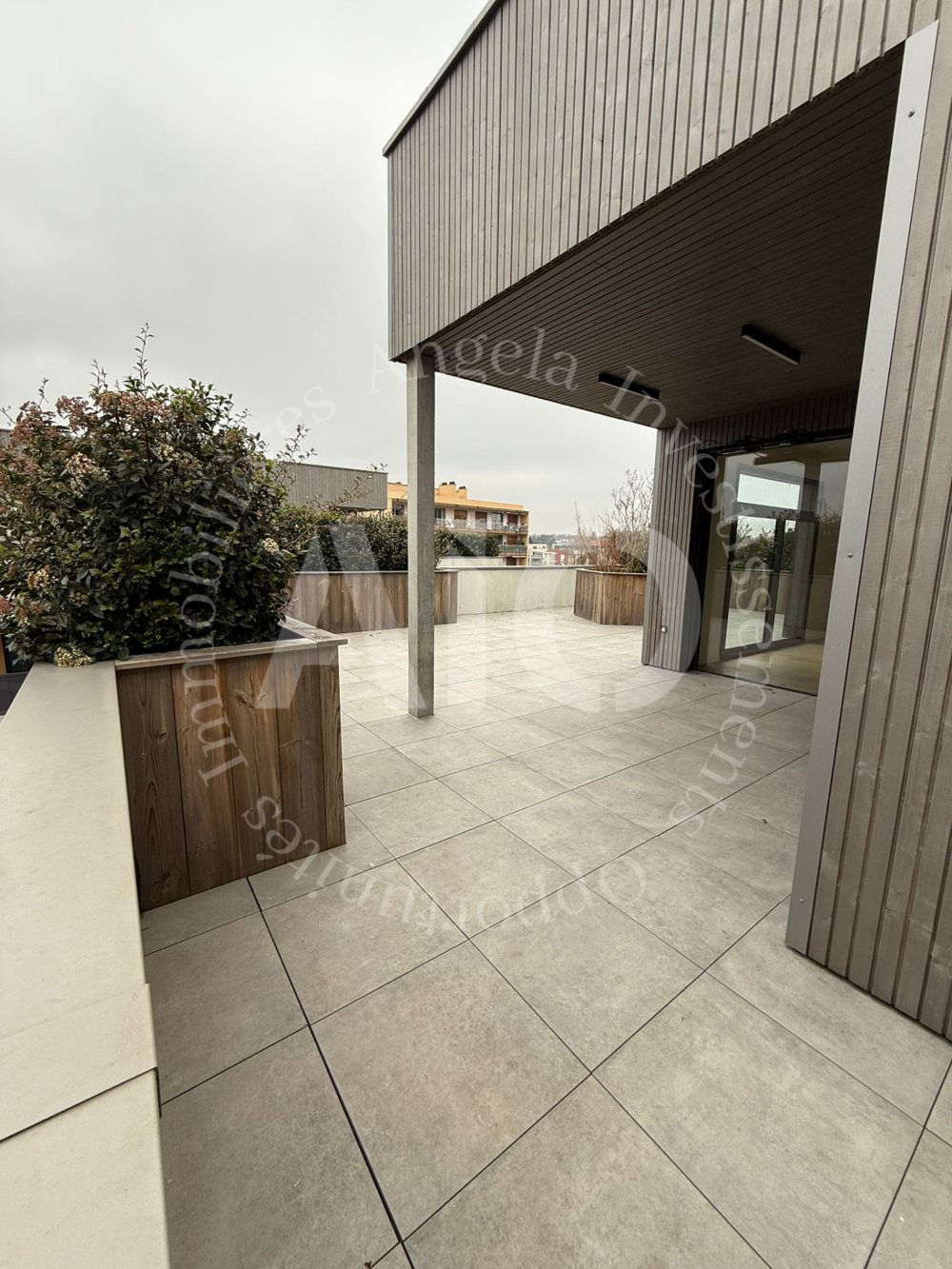 APPARTEMENT 121M2 EN DERNIER ÉTAGE AVEC TERRASSE ET 3 GARAGES