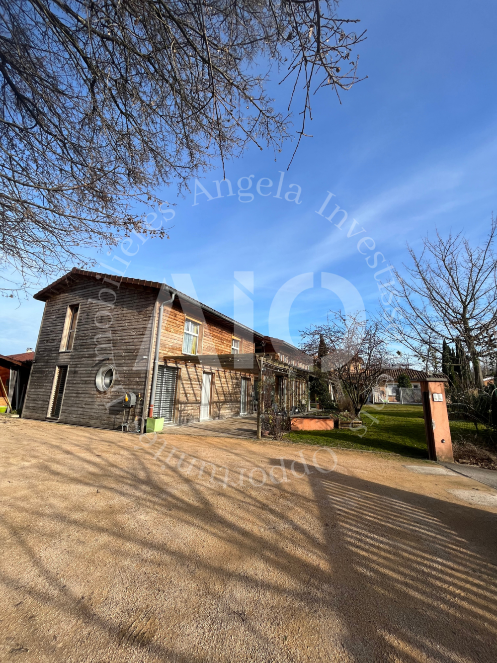 Magnifique maison d'hôte situé à Neyron, d'une surface de 330m2, offrant de nombreuses possibilités de projet