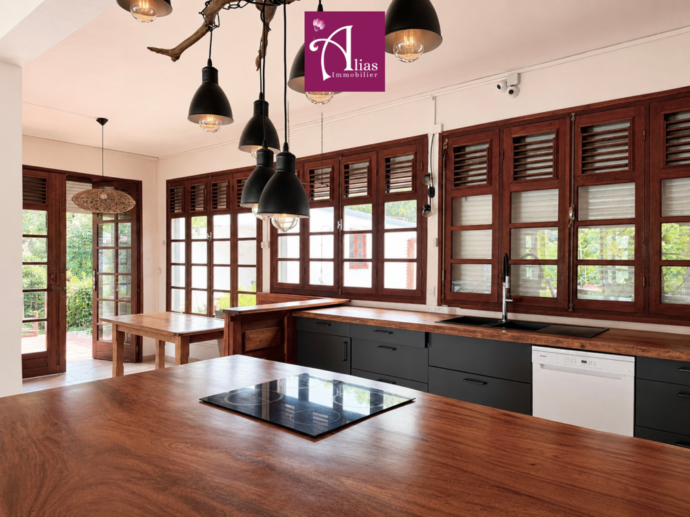 Vente Maison À VENDRE - Villa F5 de caractère des années 60 sur un terrain de 2 939 m2 avec piscine, studio indépendant et Petit bourg