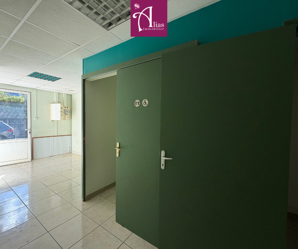   À louer   Local professionnel de 67 m2 en rez-de-chaussée   Goyave, zone de Fort-Île 