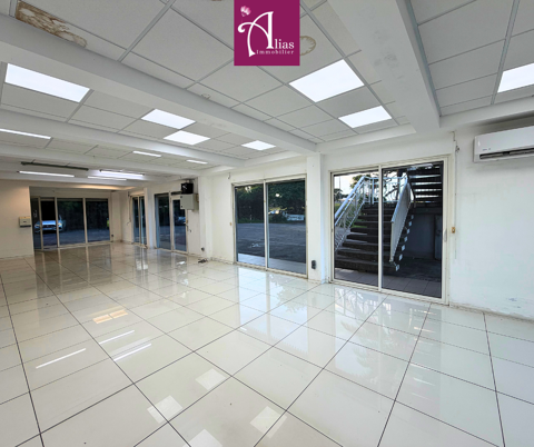   À louer - Local commercial rez-de-chaussée de 74 m2   Grand Camp Rocade 