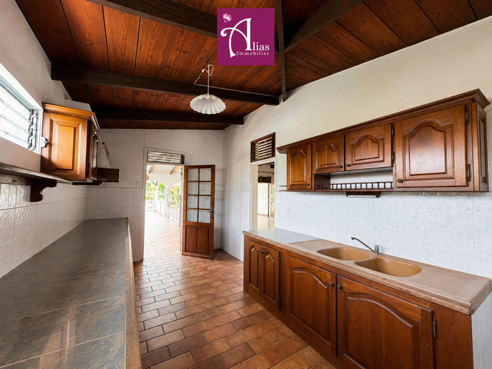 Vente Maison À vendre Maison à rénover F5 de 125 m2 avec piscine sur 1 001 m2 de terrain   Fort potentiel - Secteur La Jail Baie mahault