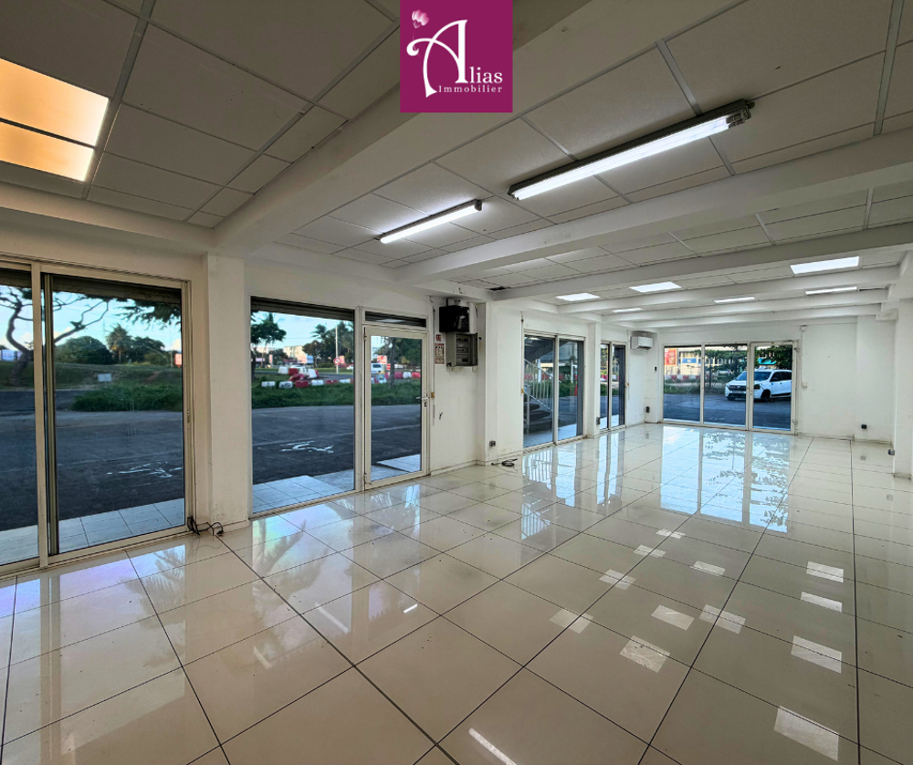   À louer - Local commercial rez-de-chaussée de 74 m2   Grand Camp Rocade 