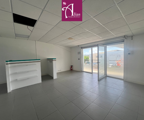 &Agrave; louer - Local professionnel 67m2 - 1er &eacute;tage - Jarry 1282 97122 Baie mahault