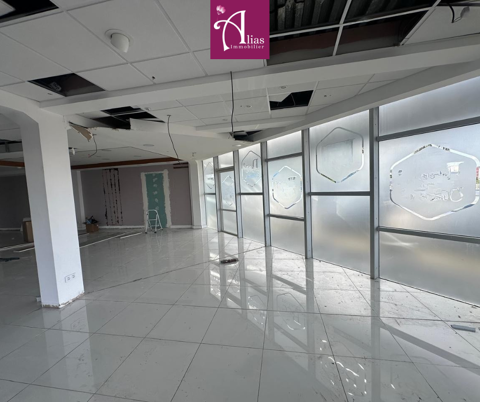   � louer - Local commercial de 255 m2 - RDC - Jarry 